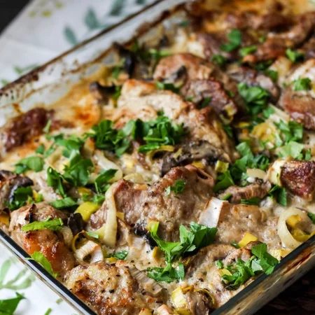 Pieczona karkówka z porem w sosie śmietanowym