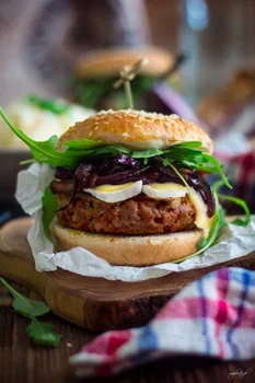 Wypasiony burger z karmelizowaną cebulą i serem Camembert