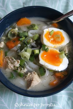 Zupa koperkowa z makaronem ryżowym a'la ramen