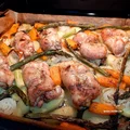 Pieczone udka z masłem czosnkowym i młodymi warzywami