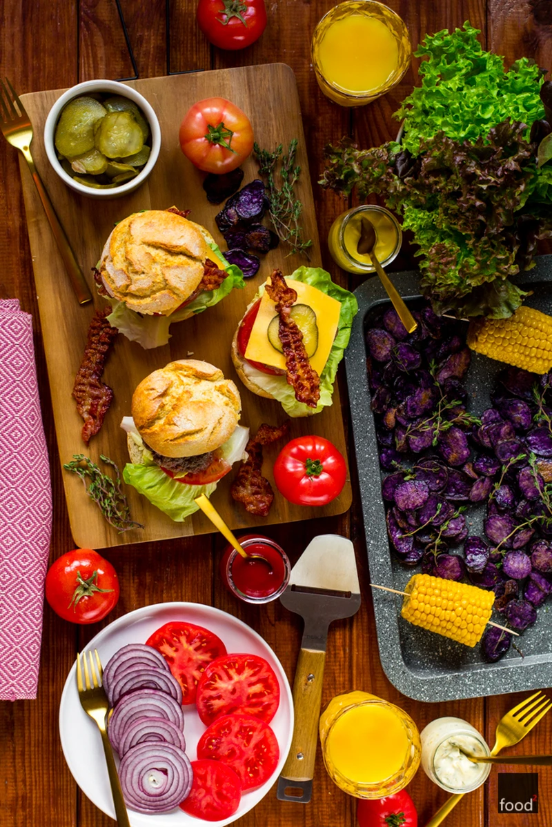 Domowe cheeseburgery i chipsy z fioletowych ziemniaków