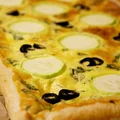 Wytrawna tarta z cukinią i oliwkami