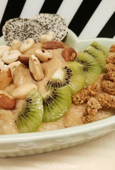Smoothie bowl - alternatywa dla owsianki pełna zdrowia [przepis]