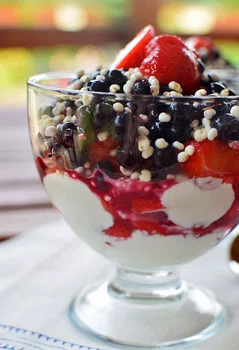 Deser jogurtowy z truskawkami i jagodami - Fit i zdrowy