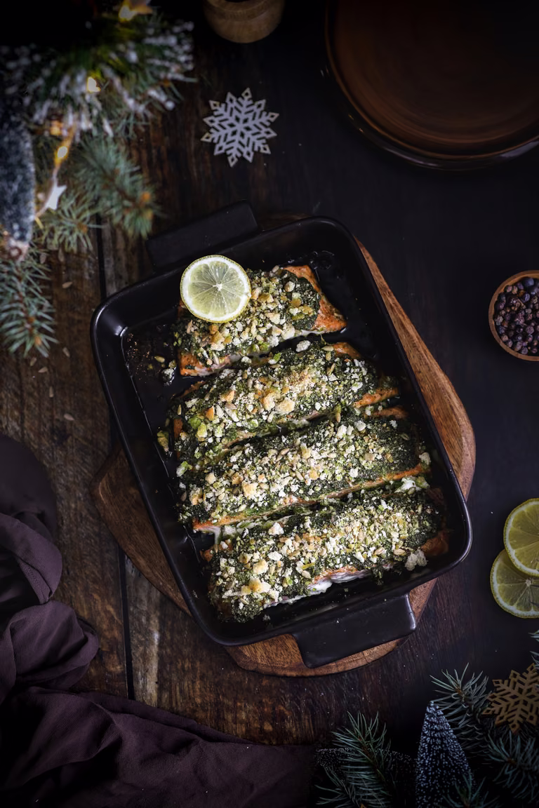 Łosoś z zielonym pesto i kruszonką