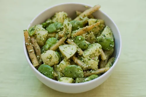 Sałatka ziemniaczana z bobem i fasolką w pesto