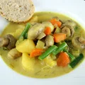 Jednogarnkowe: Wegetariańskie curry z pieczarkami i ziemniakami