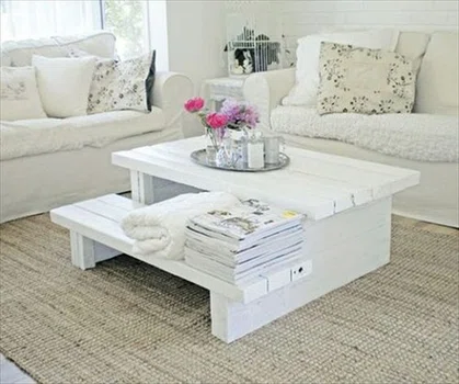 Biały drewniany stolik