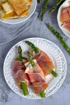 Grzanki ze szparagami, mozzarellą i szynką parmeńską