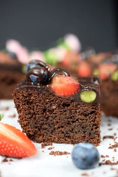 Mocno czekoladowe ciasto z owocami leśnymi