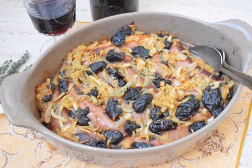 Pieczona biała kiełbasa z suszonymi śliwkami