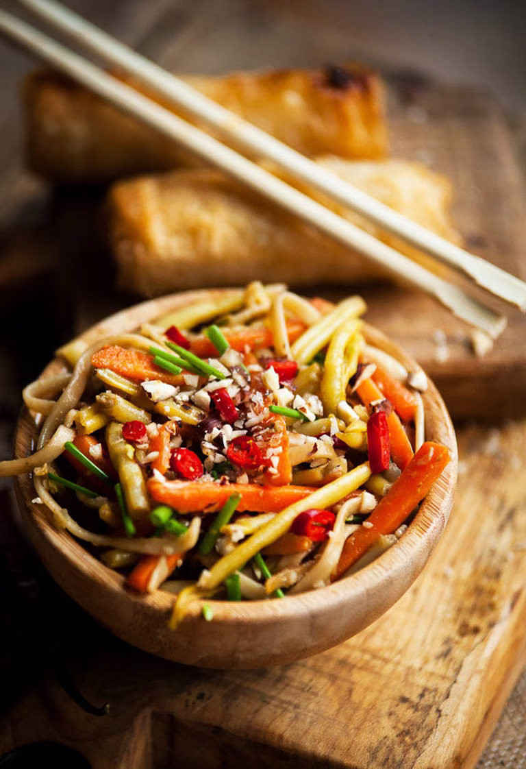 Błyskawiczny smażony makaron z warzywami w stylu "chow mein"