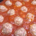 Hit dla dzieci! Klopsiki z kurczaka z parmezanem w sosie pomidorowym