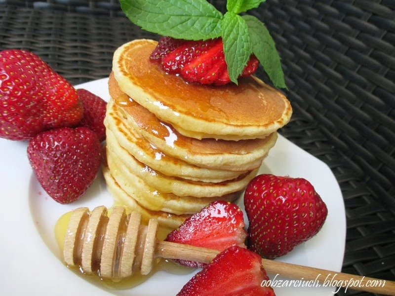 Pancakes z truskawkami i miodem