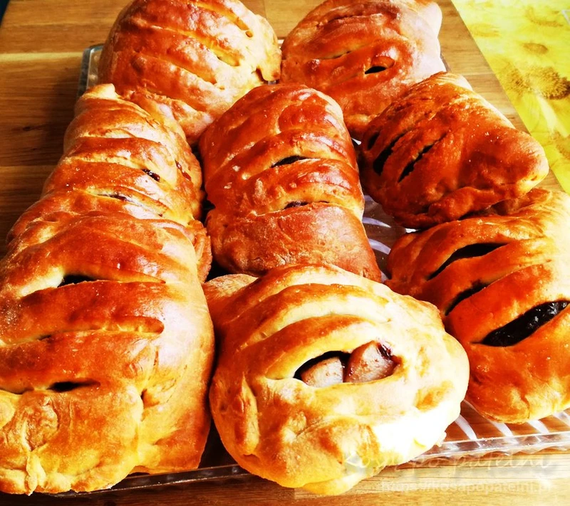 Grzebienie drożdżowe z budyniem i gruszkami