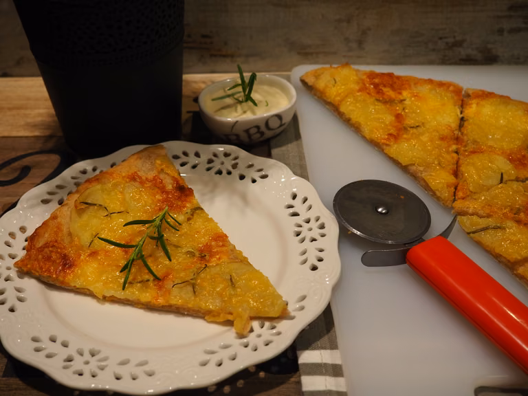 PIZZA BIAŁA Z ZIEMNIAKAMI
