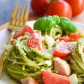 Makaron z indykiem z pesto z awokado i migdałów