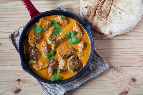 Pulpety z cukinii i ziemniaków w pomidorowo-kokosowym sosie curry