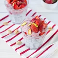 Pudding z chia z truskawkami i pistacjami