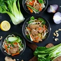 Zupa w stylu azjatyckim z makaronem chow mein, pak choi i wieprzowiną