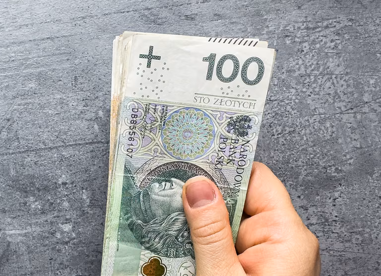 Niedługo wypłata “karpiowego”! Kto może liczyć na gotówkę, a kto tylko na bon?