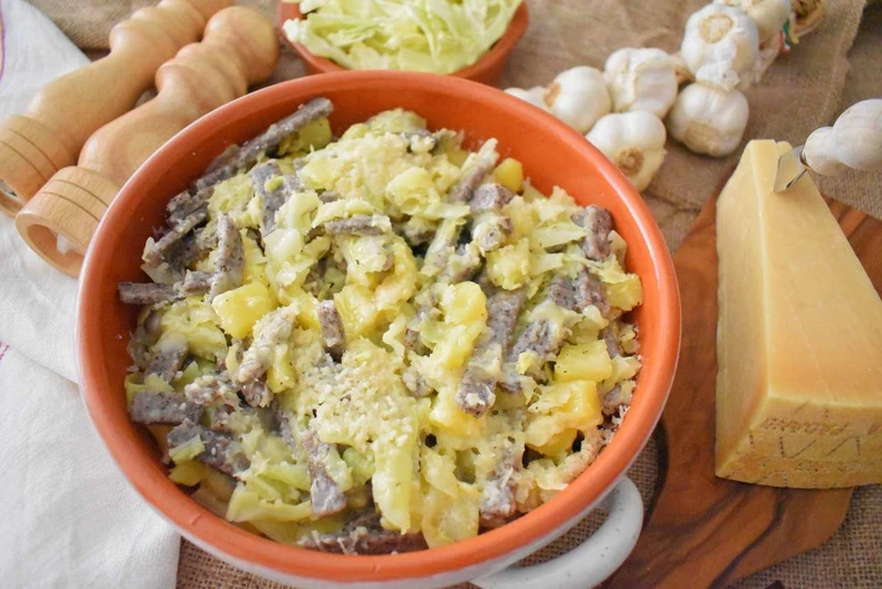 Pizzoccheri della Valtellina - rozgrzewajace danie makaronowe z ziemniakami i kapustą