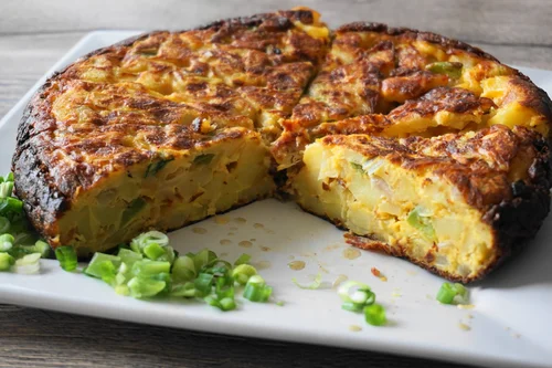 Hiszpański omlet ziemniaczany – tortilla de patatas z chorizo