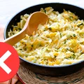Przestań podsmażać kapustę z grzybami przed duszeniem - to największy błąd!