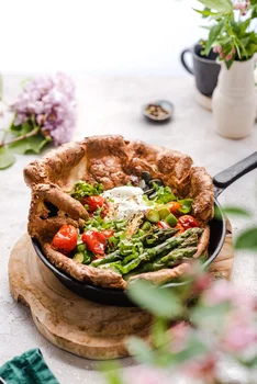 Wytrawny dutch baby ze szparagami i pomidorkami pieczonymi