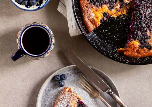 Fiński pieczony naleśnik pannukakku z mąki owsianej z jagodami