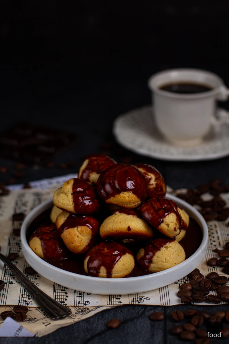 Profiterole z kremem waniliowym i czekoladą