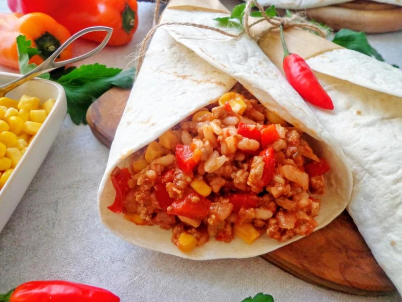 Burrito z ryżem i mięsem mielonym