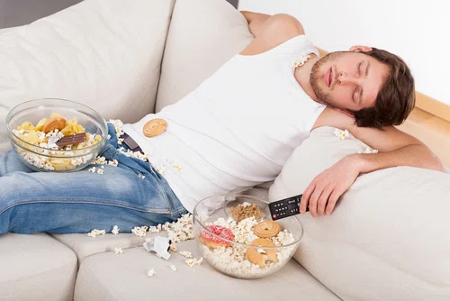 Jakich produktów unikać, aby nie czuć się po jedzeniu sennym?