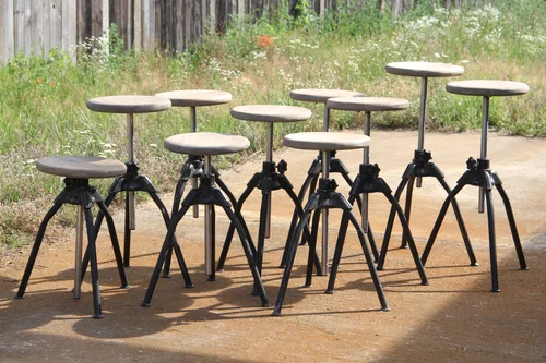 Taboret z regulowaną wysokością