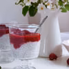 Jogurtowy pudding chia z malinami