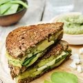 GRILLOWANY SANDWICH ZE SZPINAKIEM I AWOKADO