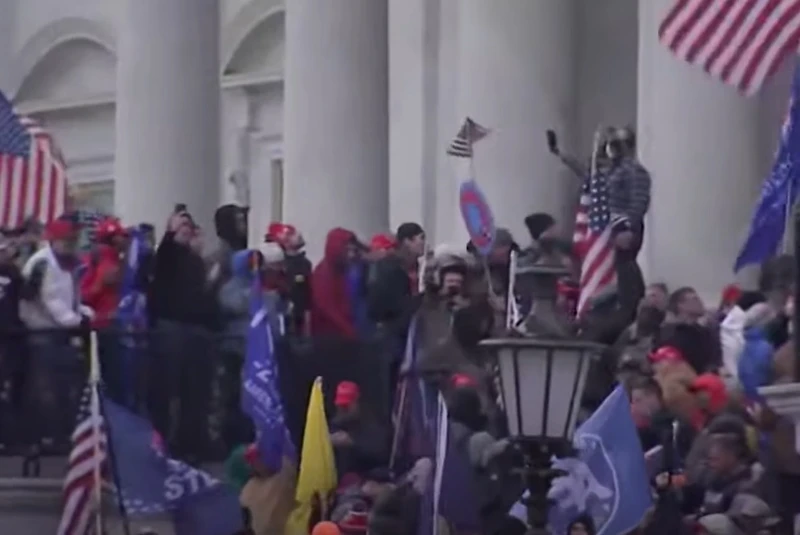 Zwolennicy Trumpa wtargnęli do siedziby Kongresu! Są ofiary śmiertelne.