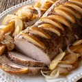 Schab z jabłkami i cebulą – przepis na soczystą pieczeń, którą przygotujesz w mniej niż 90 minut!