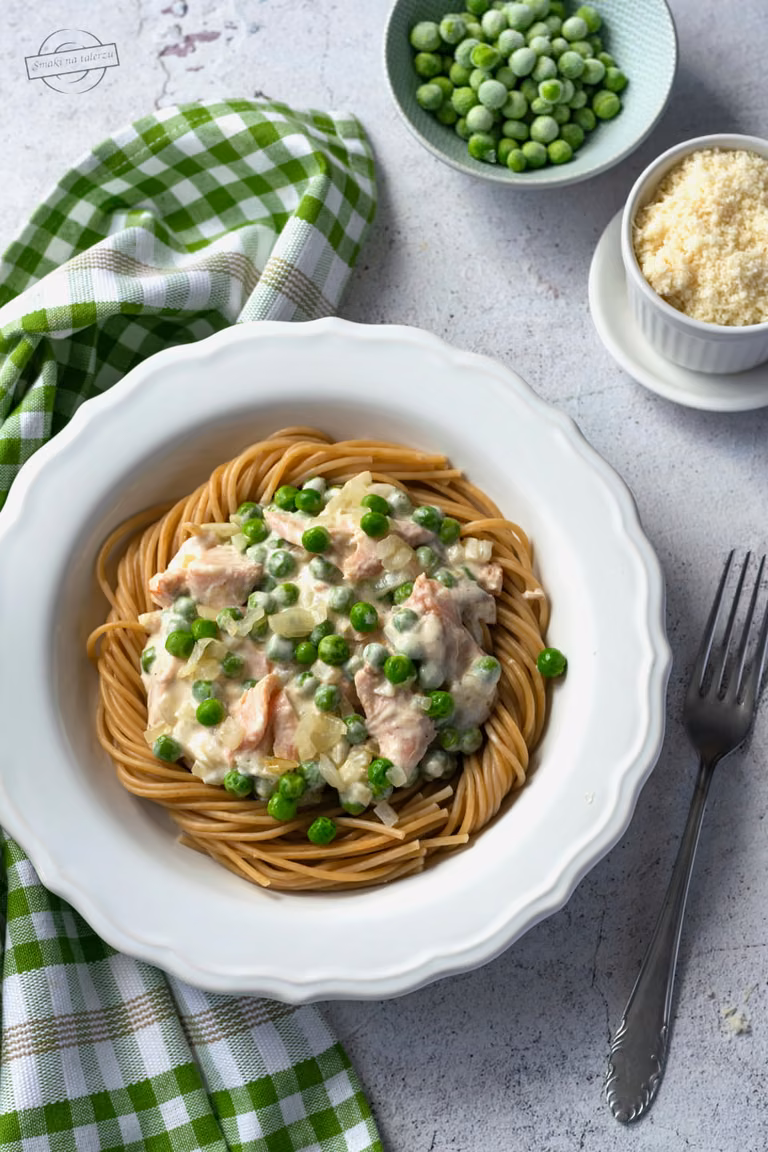 Spaghetti z zielonym groszkiem i wędzonym łososiem