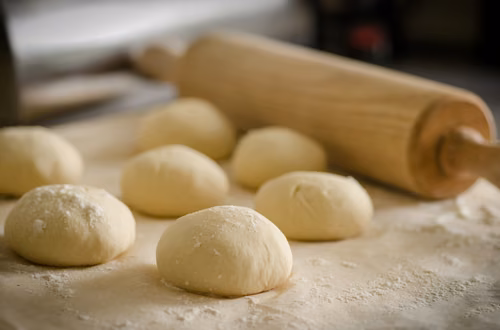Ten 1 błąd sprawia, że pączki są zbite. Uniknij go przy wałkowaniu!
