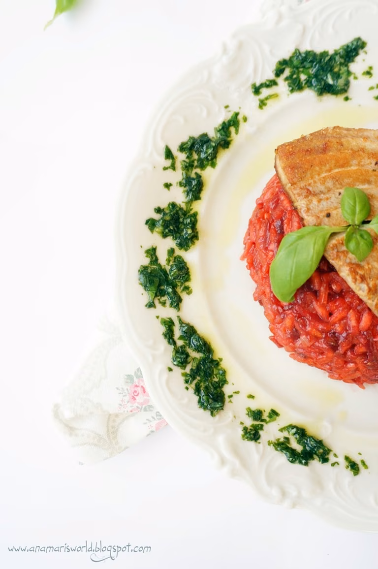 Buraczkowe risotto z dodatkiem pesto i stekiem z tuńczyka