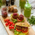 Wegeburgery z kaszy gryczanej, konfiturą z czerwonej cebuli i lemoniadą pietruszkową