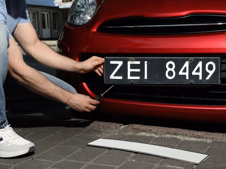 Kara za czarne tablice rejestracyjne! Kto i kiedy będzie musiał je wymienić?