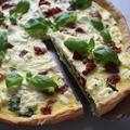 Tarta za szpinakiem i suszonymi pomidorami