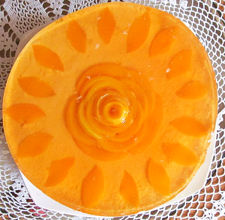 Tort serowy z brzoskwiniami