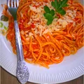 Spaghetti w czerwonym paprykowo-serowym sosie