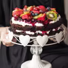 Tort czekoladowy z owocami leśnymi
