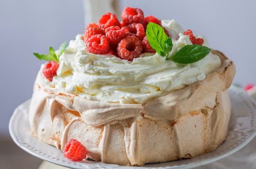 Lekka jak chmurka beza Pavlova z malinami – delikatny i elegancki deser!