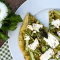 Zielona pizza ze szparagami