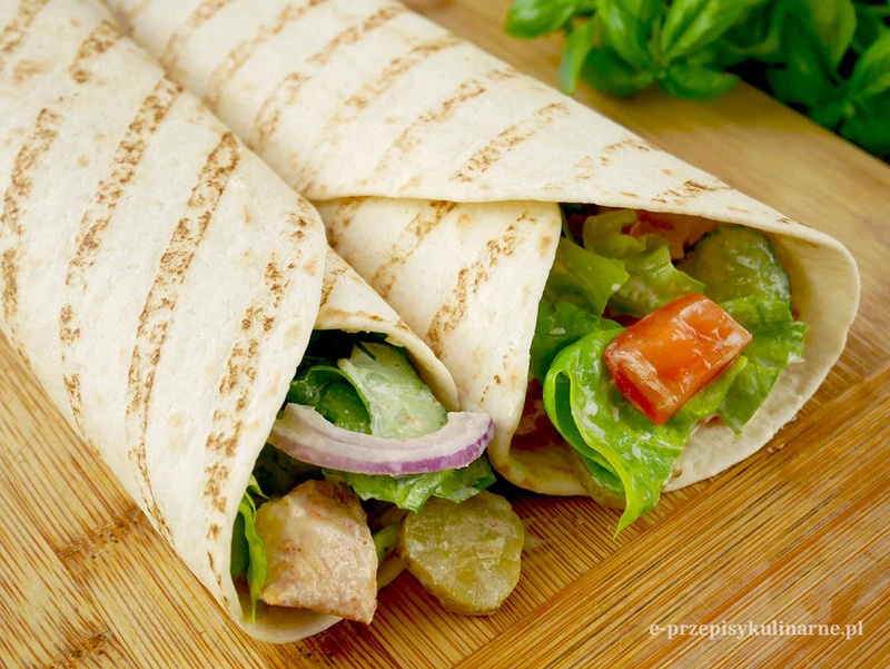 Tortilla z kurczakiem i warzywami – pomysł na pyszną przekąskę